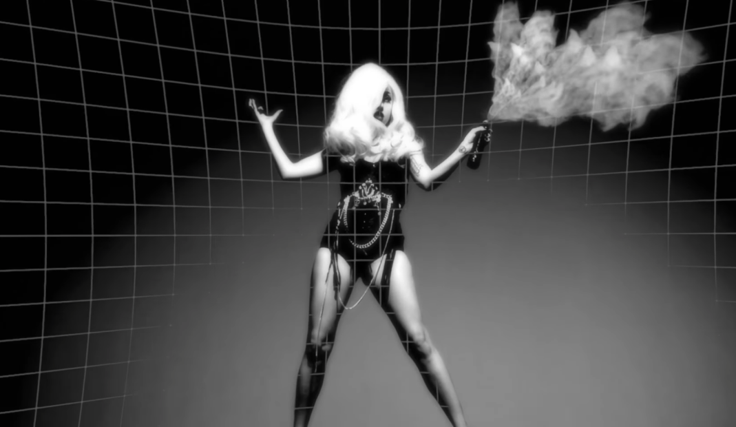Леди гага танцует. Леди Гага Покер фейс. Леди Гага Poker face. Гага Покер фейс парень.